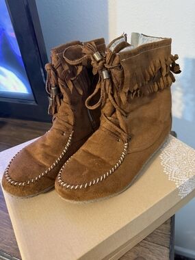 Soda BE47 Women Suede Moccasin Fringe Fur Hidden Wedge Boots
